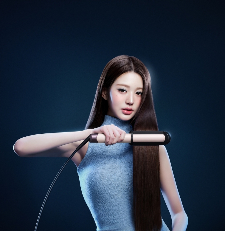 (사진 1) 다이슨 코랄 쿨샤인 (Dyson Corrale CoolShine™) 헤어 스트레이트너를 든  다이슨 헤어 디바이스 부문 APAC 앰배서더 장원영.jpg