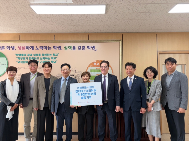 [사진설명] '시각장애인 생활안전 확보 지원 사업' 관계자들이 기념사진을 촬영하고 있다..JPG