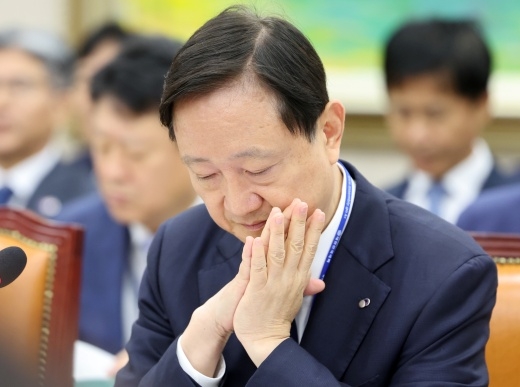origin_국감생각에잠긴이찬진금감원장.jpg