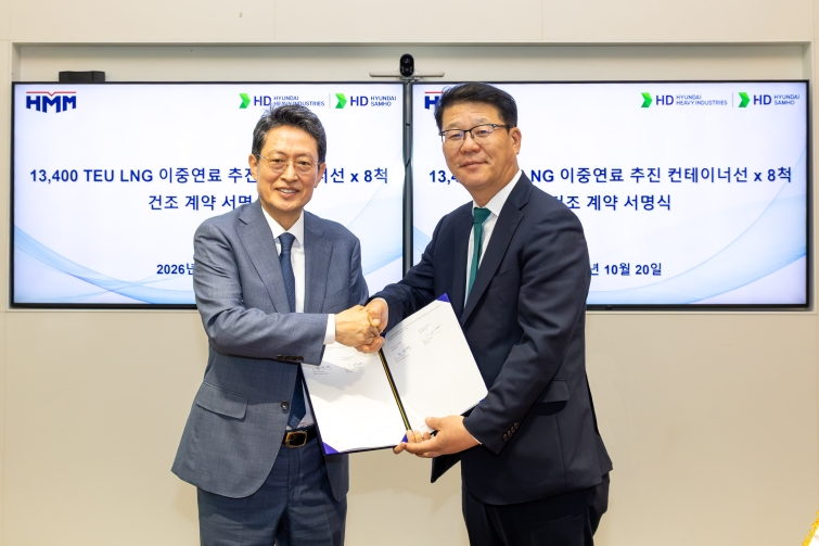 사진. 20일(화) HD현대가 HMM과 1만3,000TEU급 LNG 이중연료 추진 컨테이너선 8척에 대한 건조 계약을 체결했다. (사진 오른쪽부터 HD현대중공업 여용화 선박영업본부장, HMM 최원혁 대표이사).jpg