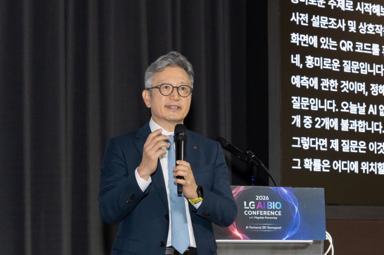 [사진_1] LG화학 손지웅 사장이 20일 LG AI 바이오 컨퍼런스에서 기조연설을 하고 있다.jpeg
