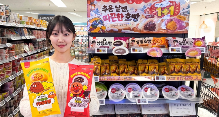 사진2_GS25는 10월 21일 ‘호빵맨 밤단팥호빵’과 ‘카레빵맨 카레호빵’ 2종을 단독으로 선보인다..jpg