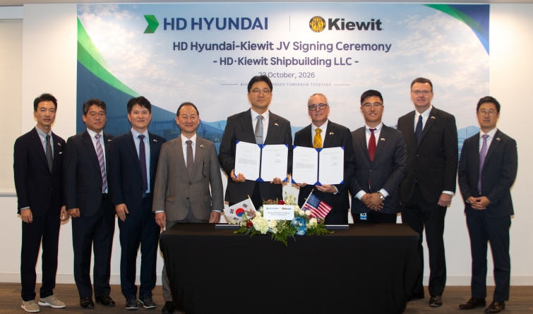 ■ 사진 설명. HD현대가 현지시간 22일(목), 미국 최대 건설·엔지니어링·인프라 기업 ‘키윗(Kiewit)’ 社와 ‘조선 합작법인 설립‘을 위한 계약을 체결했다(왼쪽에서 다섯 번째 HD한국조선해양 최한내 기획부문장, 여섯 번째 .jpg
