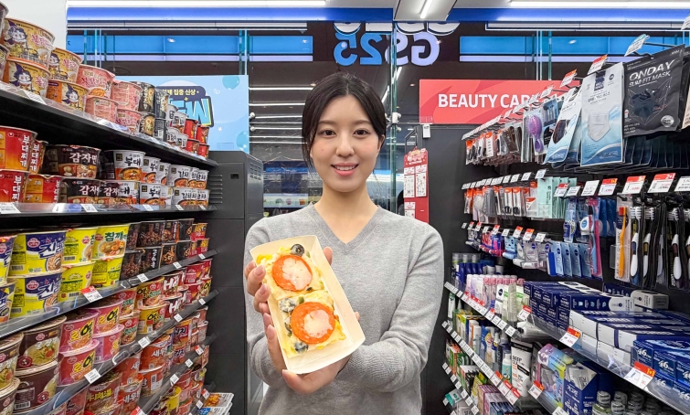 사진1_GS25가 10월 '우리동네GS' 앱 사전예약을 시작으로 11월 초 매장에서 '설빙 피자설기'를 선보인다..jpg