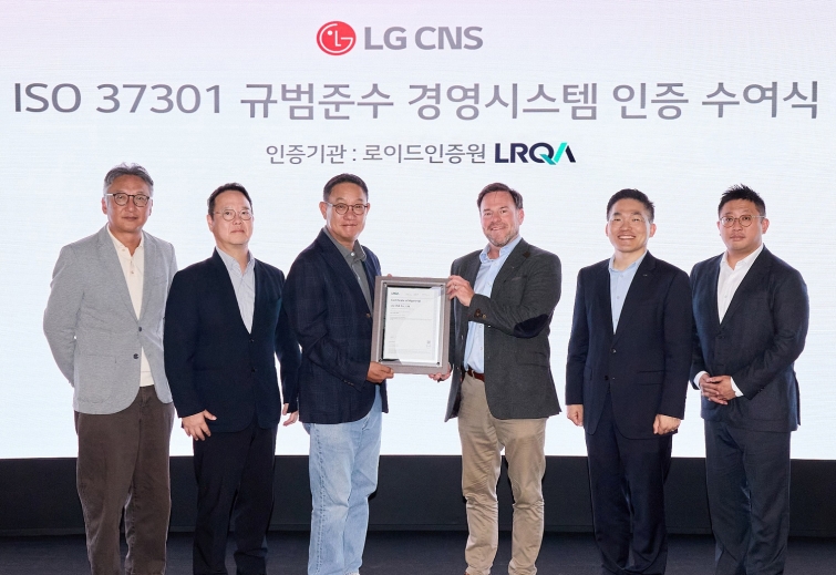 [사진] LG CNS CEO 현신균 사장(왼쪽에서 세번째)과 로이드인증원 글로벌커머셜어드바이저 스튜어트 켈리(오른쪽에서 세번째) 및 관계자들이 인증 수여식에서 사진 촬영하는 모습.jpg