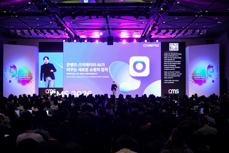 [CJ온스타일 사진자료] 성동훈 CJ ENM 커머스부문 플랫폼본부장이 지난 26일 서울 용산구 서울드래곤시티에서 열린 ‘콘텐츠 마케팅 서밋 2026(CMS 2026)’에서 ‘콘텐츠·크리에이터·AI가 바꾸는 새로운 쇼핑의 법칙’을 주제로 발표하고 있다..jpg