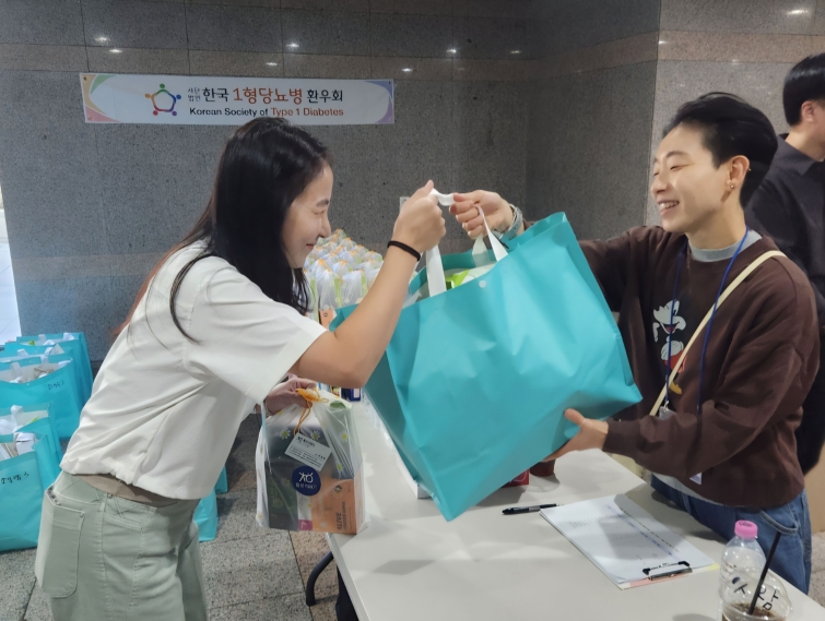 사진2_롯데웰푸드 후원 제품을 나눠주고 있는 모습.jpg