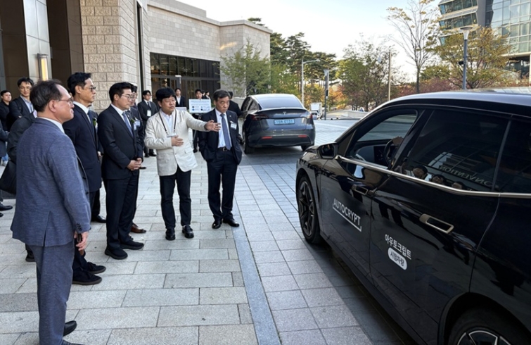 [사진] 커넥티드 모빌리티 얼라이언스 총회 아우토크립트 차량 해킹 시연.jpg