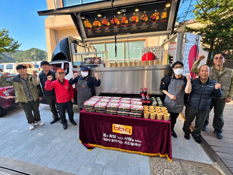 [사진1] BBQ치킨_BBQ가 강원도 평창군에 위치한 오대산국립공원사무소에서 사무소와 분소 직원 30명을 대상으로 ‘찾아가는 치킨릴레이~.jpg