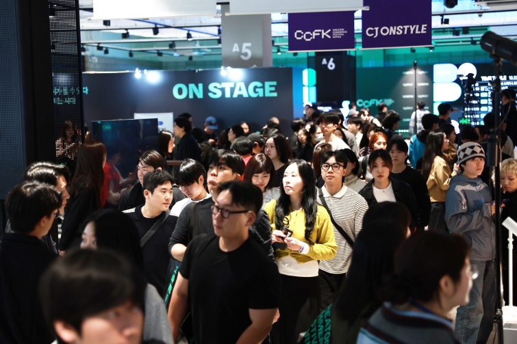 [CJ온스타일 사진자료1] 지난 22일 서울 코엑스에서 열린 '크리에이터 커머스 페스티벌 코리아 2026(CCFK)' 행사장이 관람객 인파로 붐비고 있다..jpg