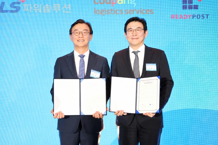 [쿠팡 이미지] 홍용준 CLS 대표(오른쪽)와 전재수 부산광역시장(왼쪽)이 지난 29일 투자양해각서(MOU) 체결 기념촬영을 하고 있다.jpg