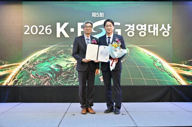 (보도사진) 수상 사진_한전 박창률 기획처장(오른쪽) (1).JPG