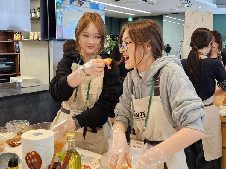 [사진] 샘표 우리맛문화재단, 이주배경학생과 함께한 쿠킹클래스 성료.jpg