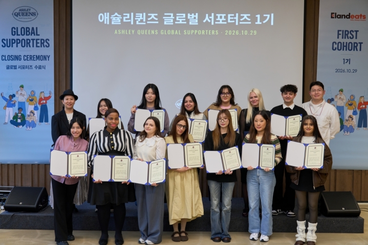 [이랜드 사진자료] ‘애슐리퀸즈 글로벌 서포터즈’ 1기가 수료식 기념 촬영을 진행하고 있다..jpg
